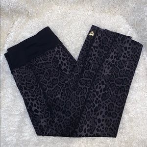 Betsy Johnson leopard print performance capris